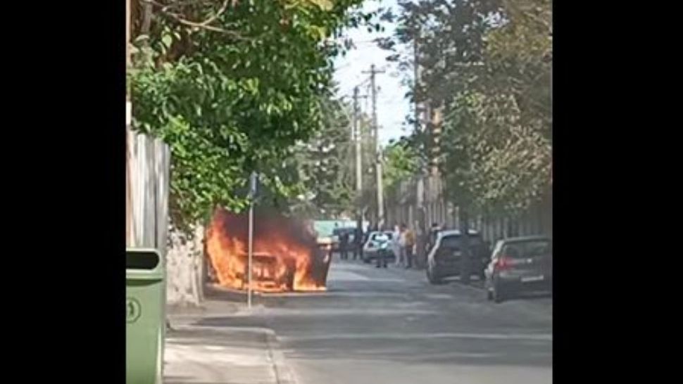 VIDEO  |  O mașină a luat foc pe o stradă din Capitală