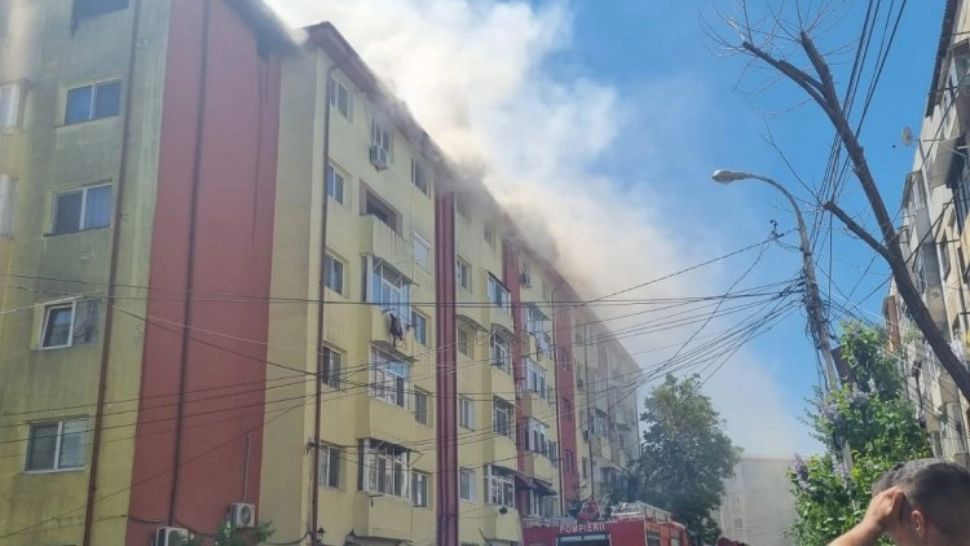 Incendiu în Năvodari. 16 apartamente distruse de flăcări, alte 16, afectate de apă