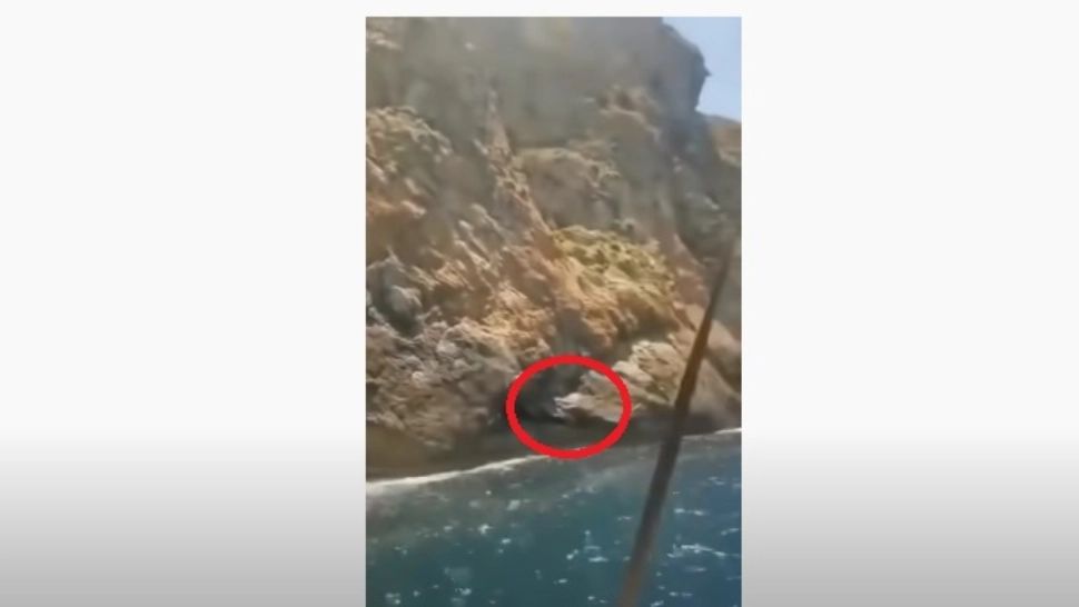 VIDEO |  Doliu în fotbal! Un cunoscut jucător a murit după ce a sărit de pe o stâncă, de la 35 de metri înălțime. Soția sa a filmat tragedia