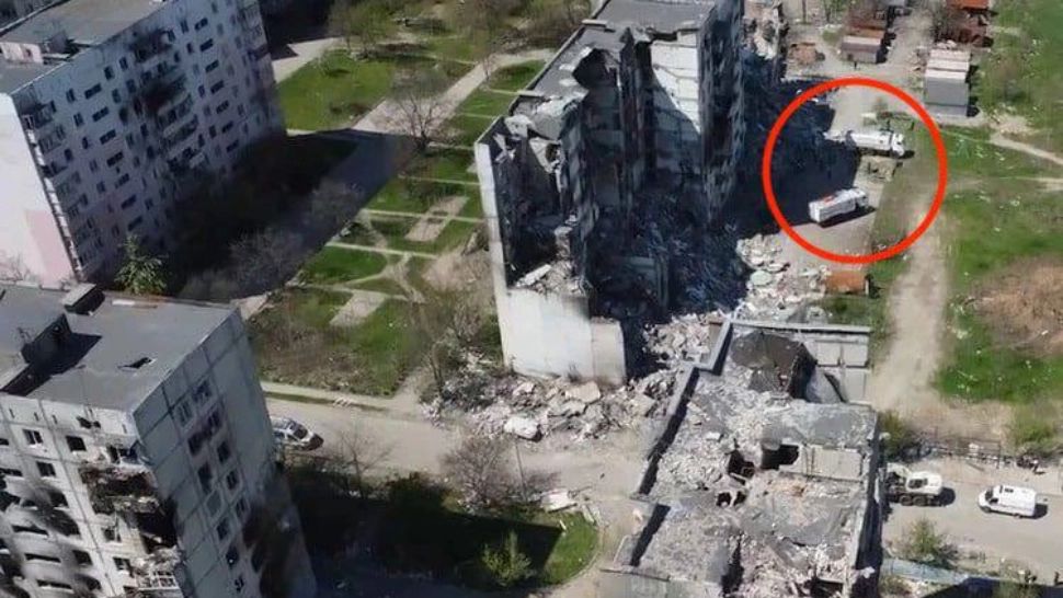 Cadavrele civililor uciși, scoase din Mariupol în camioane pentru „umanitari - IMAGINI ȘOCANTE