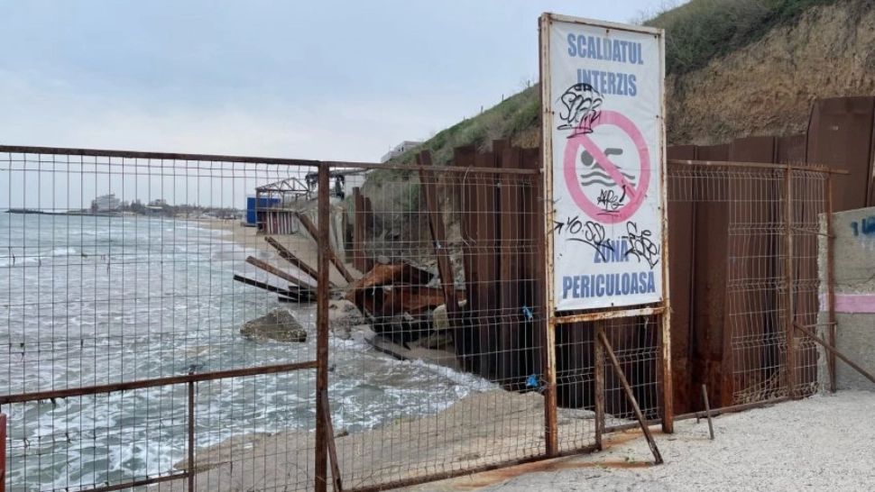 Faleza din Costineşti, pericol major pentru turiști. Ce spun autoritățile - FOTO