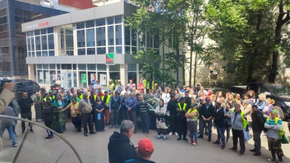 Protest în fața Primăriei Focșani. Angajații din salubritate se tem pentru locurile lor de muncă - FOTO