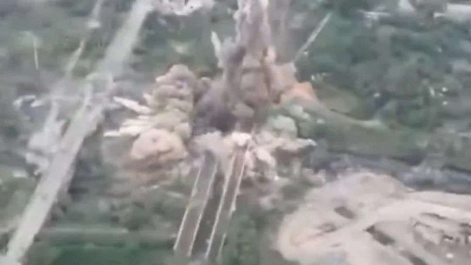 Militarii ucraineni aruncă în aer poduri în Luhansk pentru noi atacuri ale rușilor - VIDEO