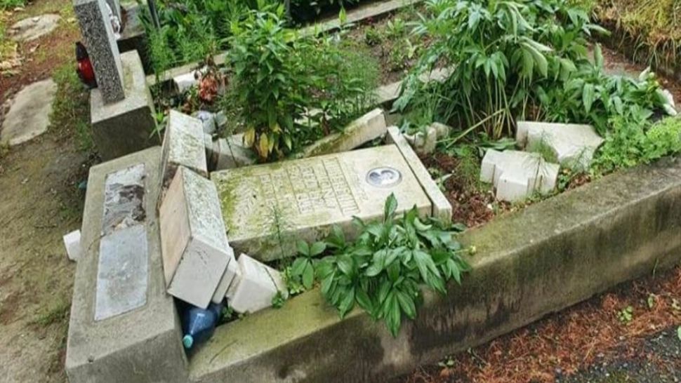 Morminte vandalizate într-un cimitir din Caransebeş. Reacția autorităților