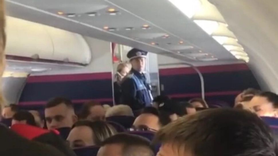 Percheziții într-un avion blocat de poliţie în Satu Mare. Toți pasagerii au fost controlați - FOTO