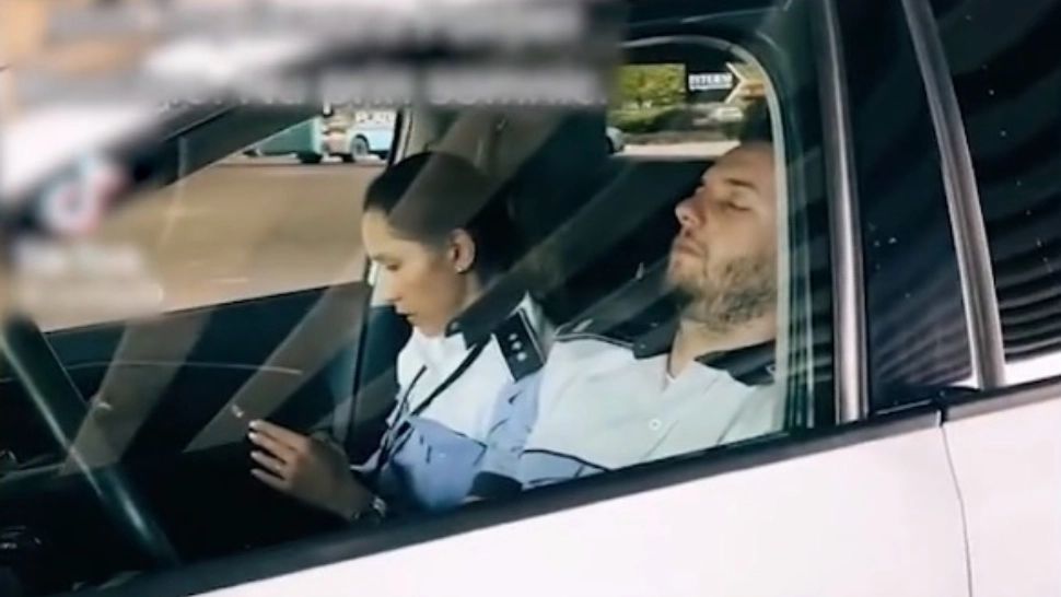 VIDEO | Polițist surprins dormind în mașina de serviciu: „Așteptăm să avem o misiune”