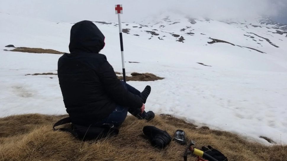 VIDEO | Turiști în blugi și pantofi de vară pe munții acoperiți de zăpadă. Unii au apelat la Salvamont