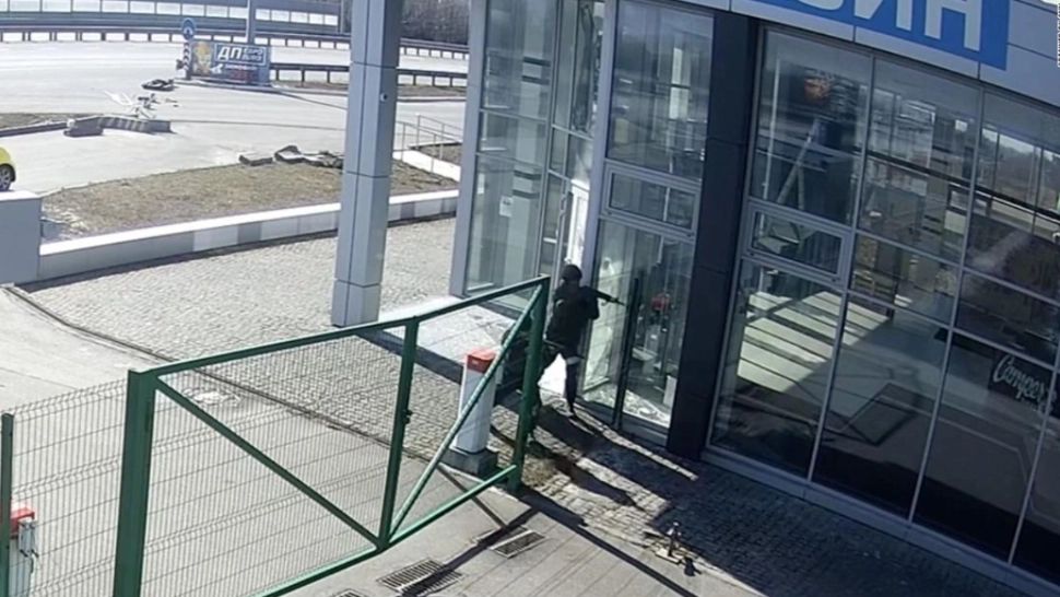 CNN: Soldații ruși împușcă de la spate doi civili neînarmați, în timpul unui jaf la o reprezentanță auto din apropierea Kievului. Imagini ȘOCANTE - VIDEO 