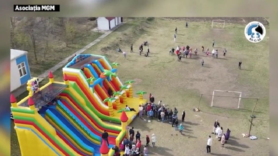 VIDEO Copiii săraci din Vaslui au avut parte de o copilărie adevărată pentru o zi: toboganele - preferatele celor mici