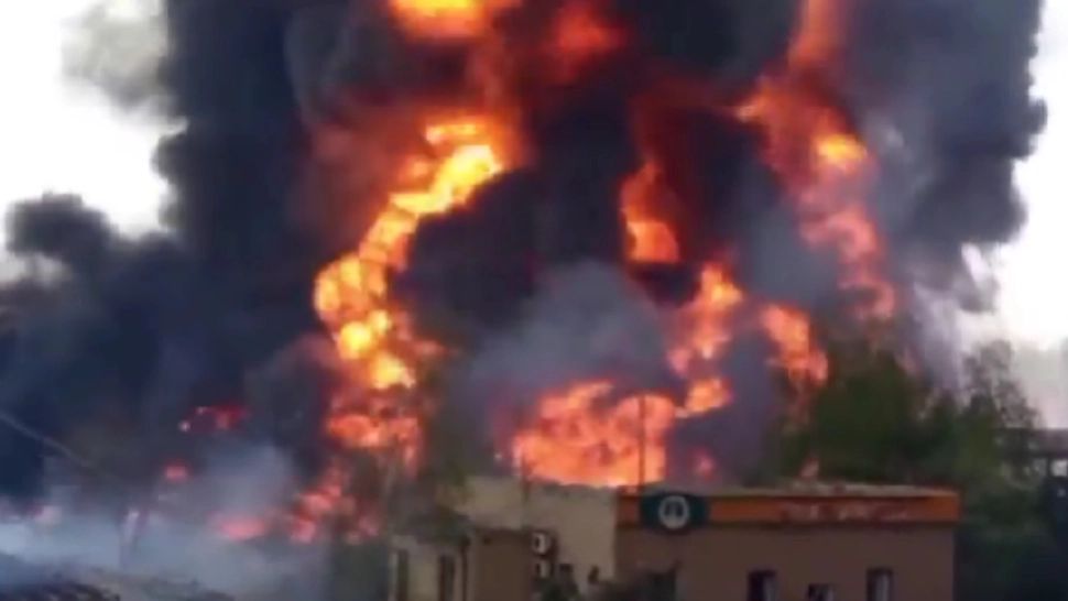 Incendiu VIOLENT la un depozit de petrol din apropiere de orașul industrial Makiivka, din regiunea Donețk. Imagini APOCALIPTICE