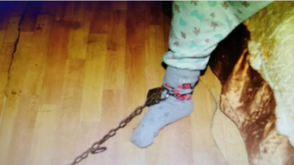 Primele declarații ale bunicii care și-a LEGAT nepoata cu un lanț de piciorul patului! Cum se APĂRĂ femeia