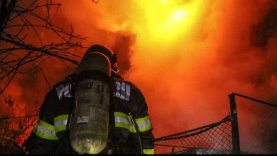 ANCHETĂ PENALĂ în cazul incendiului de la blocul cu 10 etaje, din Sectorul 5 al Capitalei. Unde și-au petrecut noaptea locatarii