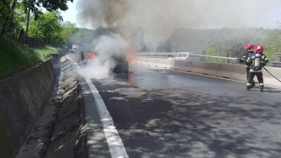 Un microbuz a ars ca o torță pe o șosea din Vâlcea. Scene de groază în trafic FOTO
