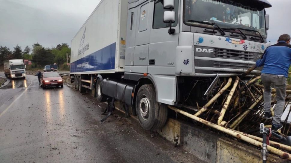 TIR urcat pe balustrada unui pod. Accident incredibil, în Buzău - FOTO