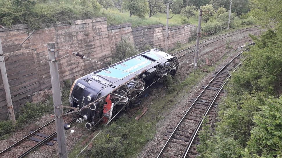 Accident GRAV în Hunedoara: O locomotivă a deraiat, iar mecanicul a ajuns la spital - TRAFIC blocat, TRENURI afectate