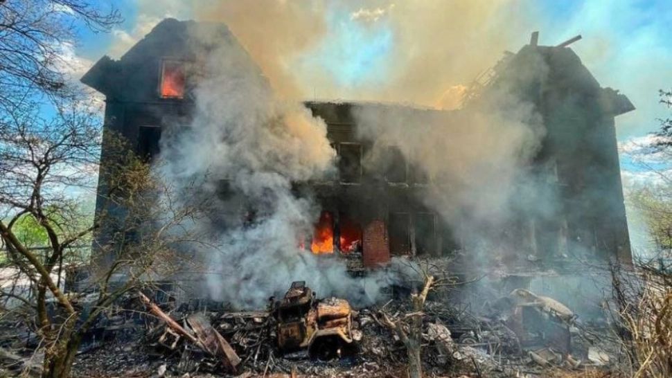 Rușii au distrus un liceu din Lugansk. Clădirea, din secolul al XIX-lea, a rezistat celor două războaie mondiale