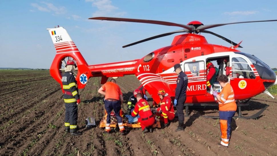 Căruță SPULBERATĂ de o mașină, în județul Ialomița. Persoană inconștientă, preluată de elicopterul SMURD - GALERIE FOTO