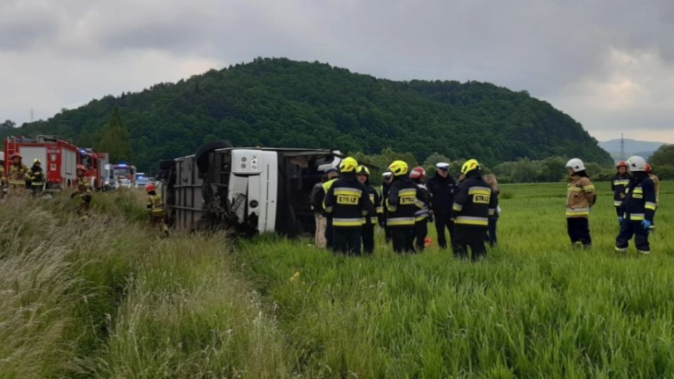 Adolescenți, în pericol! Un autobuz școlar cu 23 de copii, răsturnat în șanț, în Polonia - Cel puțin 5 VICTIME