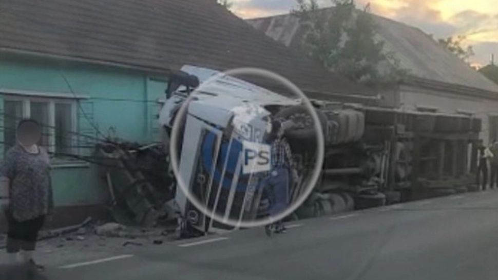 TIR scăpat de sub control de un șofer beat - un pieton a murit strivit, după ce camionul s-a răsturnat peste el