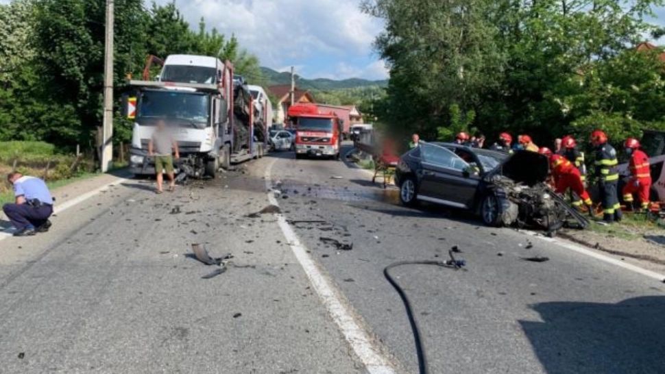 Un autoturism a intrat într-un TIR cu maşini, pe Valea Oltului: o femeie și un copil de 7 ani, încarcerați - FOTO
