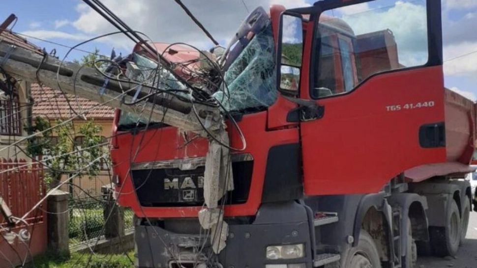 Microbuz lovit de o basculantă scăpată de sub control, după ce șoferului i s-a făcut rău la volan - FOTO