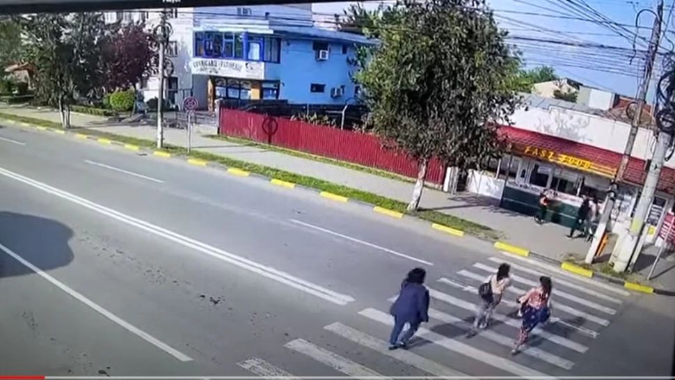 Accident pe trecere, Galați - VIDEO cu momentul în care o mașină spulberă două tinere - Imagini care vă pot afecta emoțional