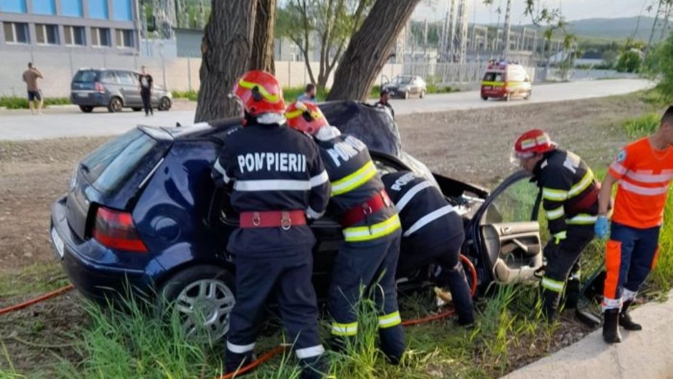 Accident teribil pe o șosea din Hunedoara. Un bărbat a murit, o femeie grav rănită - FOTO