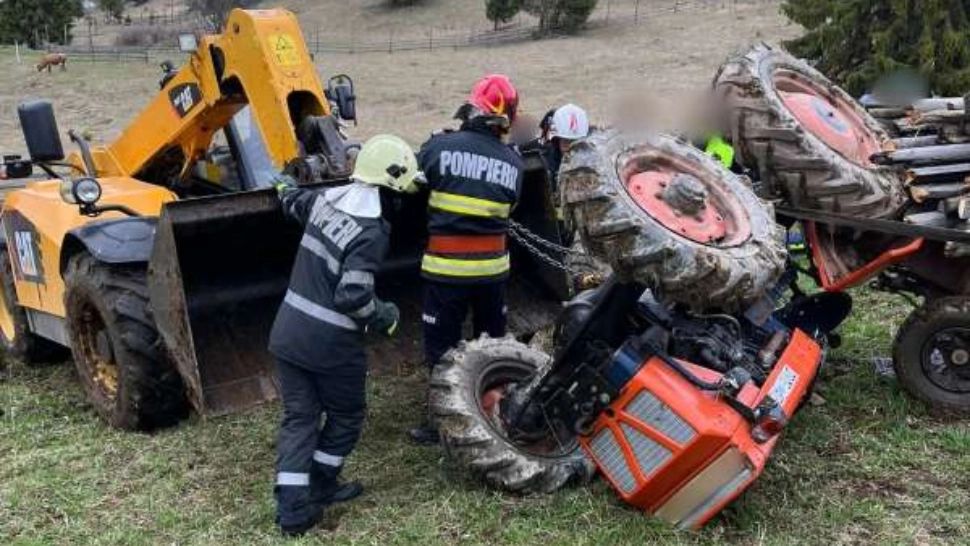 Tragedie în Suceava. Un bărbat a murit după ce s-a răsturnat cu tractorul
