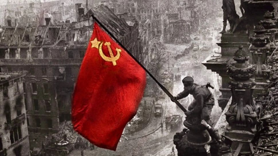 Un deputat rus propune revenirea la Steagul Victoriei, cu secera și ciocanul