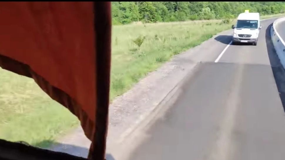 Noul "model" de „aer condiționat” în transportul public: un autobuz a circulat FĂRĂ LUNETĂ pe ruta Făgăraș-Brașov