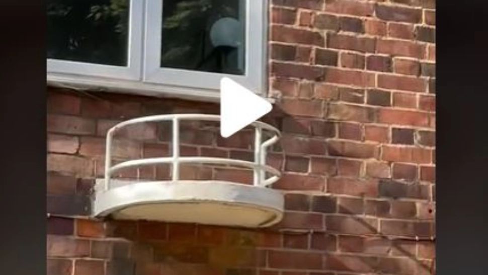 VIDEO – Cel mai ciudat bloc: are balcoane minuscule la fiecare etaj – Un internaut a filmat asta și a înțeles care e motivul