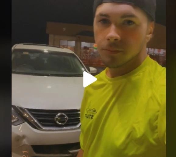 VIDEO – A auzit un zgomot când mergea cu mașina pe autostradă, a oprit la benzinărie și a rămas șocat ce a găsit in bară din față – Încă era viu