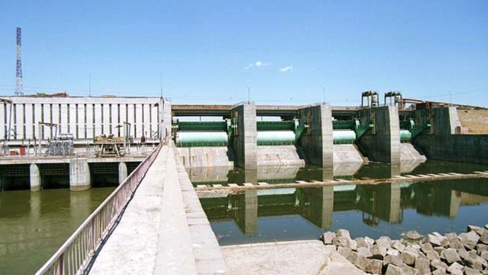 Femeie oprită în ultima clipă să se arunce în râul Olt - VIDEO 