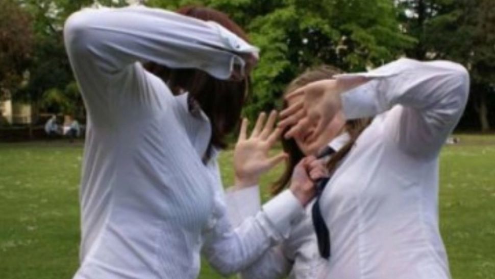 Bătaie ca în filme între două eleve pentru un băiat