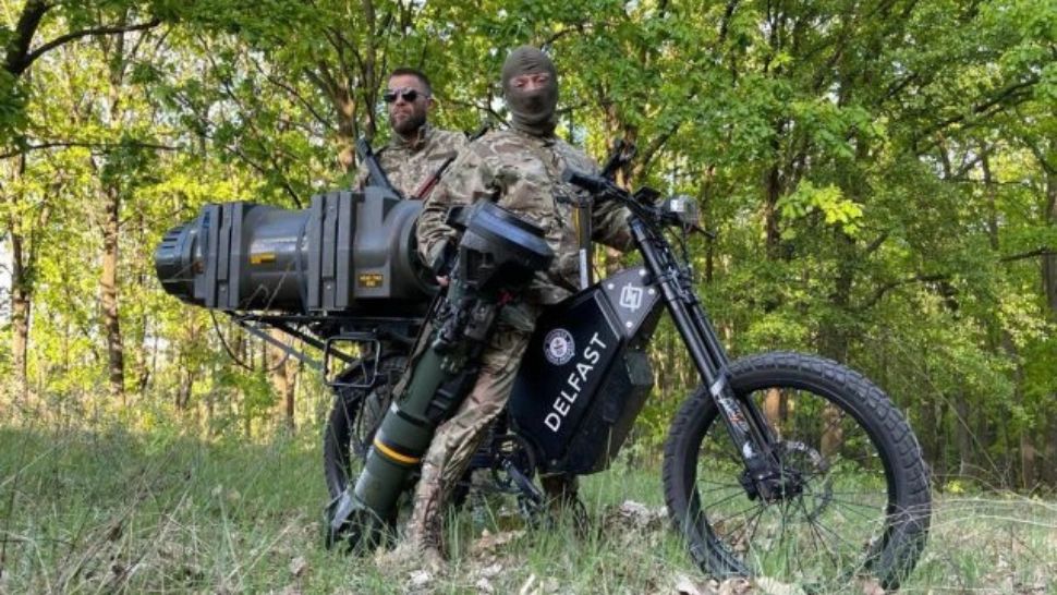 Ucrainenii trec la alt nivel - Folosesc biciclete electrice în lupta cu tancurile rusești