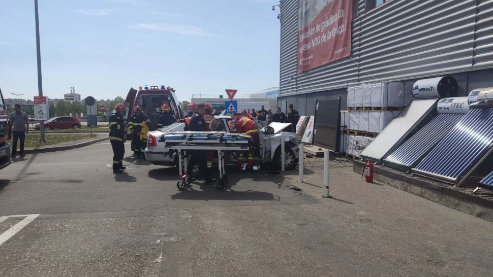 VIDEO | Accident grav în parcarea unui supermarket. Două femei au ajuns la spital