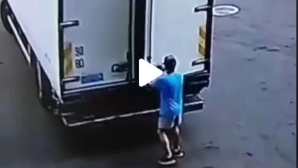 VIDEO – A deschis ușa camionului și a fost la un pas să moară – Cum se putea petrece o adevărată tragedie