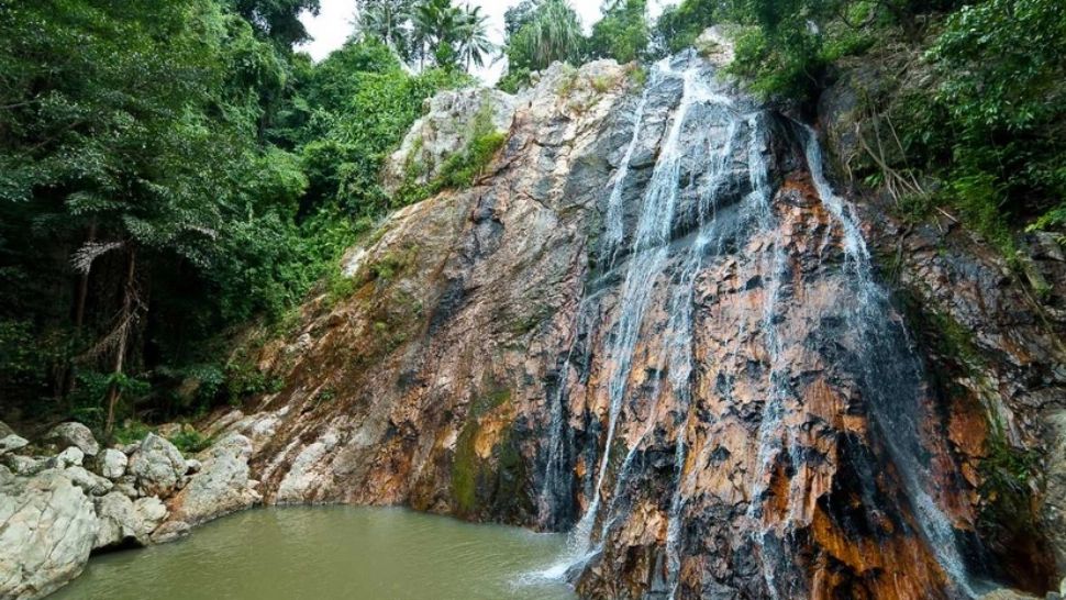 O româncă a murit în timp ce încerca să-și facă un selfie, la o cascadă în Thailanda