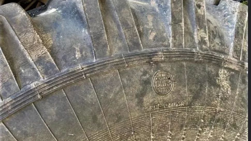 FOTO Putin se laudă cu SUPER ARME, dar și-a trimis soldații la luptă cu cauciucuri din vremea URSS-ului