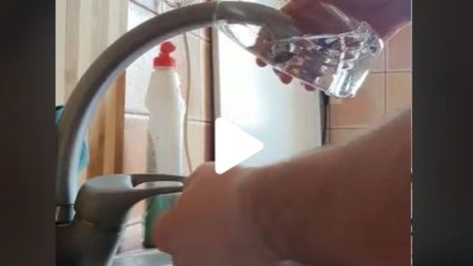 VIDEO – Cel mai ciudat robinet – A umplut un pahar cu apă iar ceea ce a urmat întrece orice imaginație