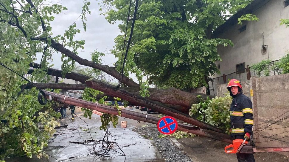 Bărbat luat de viitură, în județul Iași. Prăpăd după CODUL PORTOCALIU de ploi și furtună FOTO +VIDEO