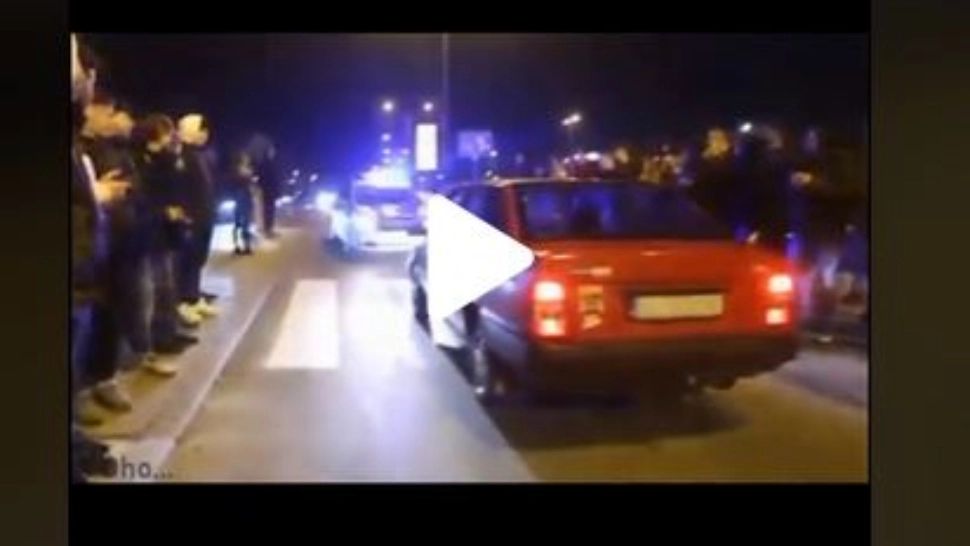  VIDEO – Reacția genială a spectatorilor de la o cursa ilegală de mașini în momentul în care a apărut poliția. Nimeni nu a mai fost amendat