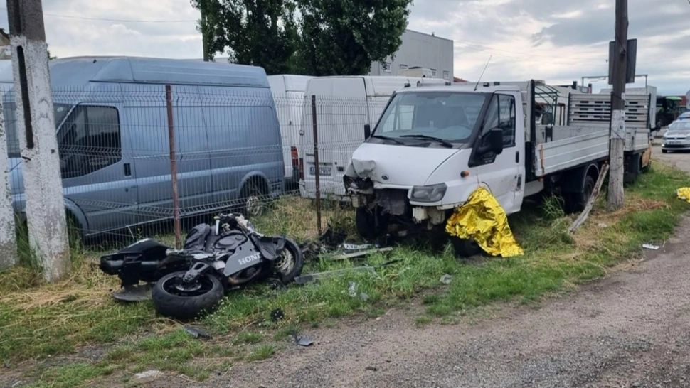 Tragedie pe o șosea din Arad: un motociclist italian și-a pierdut viața, în urma unui impact nimicitor