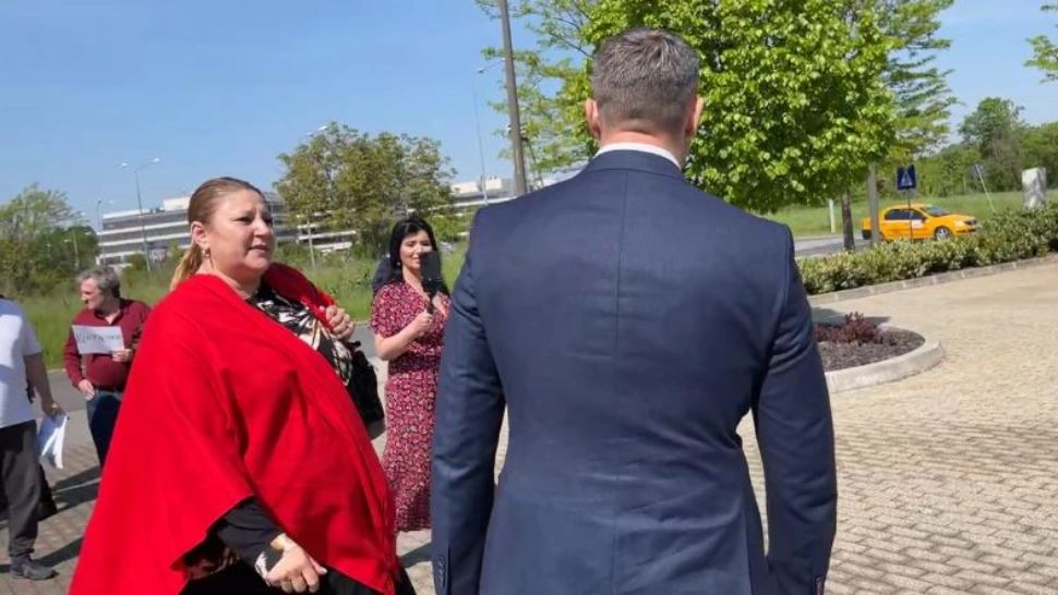 VIDEO - Șoșoacă, scandal monstru în fața Ambasadei SUA - Motivul halucinant care a făcut-o să izbucnească: "Vi se pare că statul ăsta e sclavul SUA?"