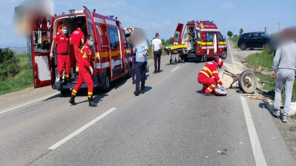 Căruță spulberată de un autocar, la Suceava! Impact DEVASTATOR: doi răniți