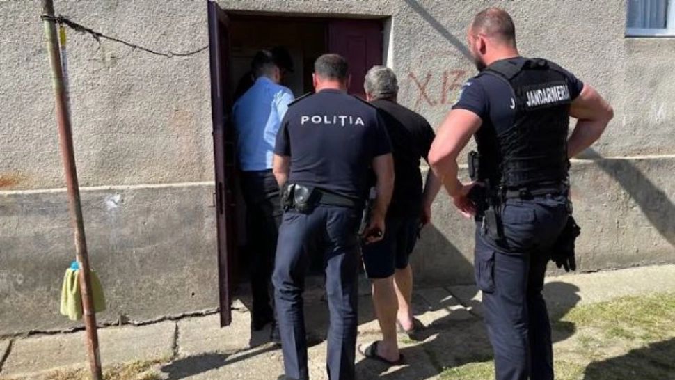 Descoperire șocantă în Bihor. Un schelet uman a fost găsit în subsolul unui bloc