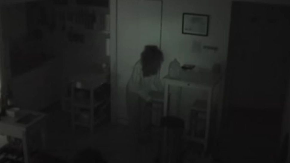 VIDEO – A pus o cameră de supraveghere în bucătărie pentru că îi dispărea mâncare din frigider – O femeie fără adăpost locuia în apartamentul lui