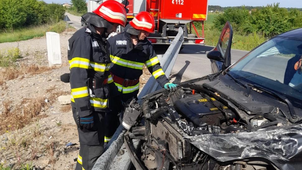 Mașină spulberată de un tren de persoane, în județul Dâmbovița - FOTO, VIDEO