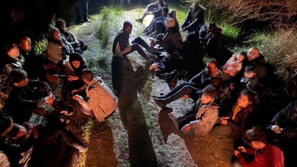 Zeci de migranți ajutați de două călăuze, descoperiți de polițiștii de frontieră - VIDEO + FOTO