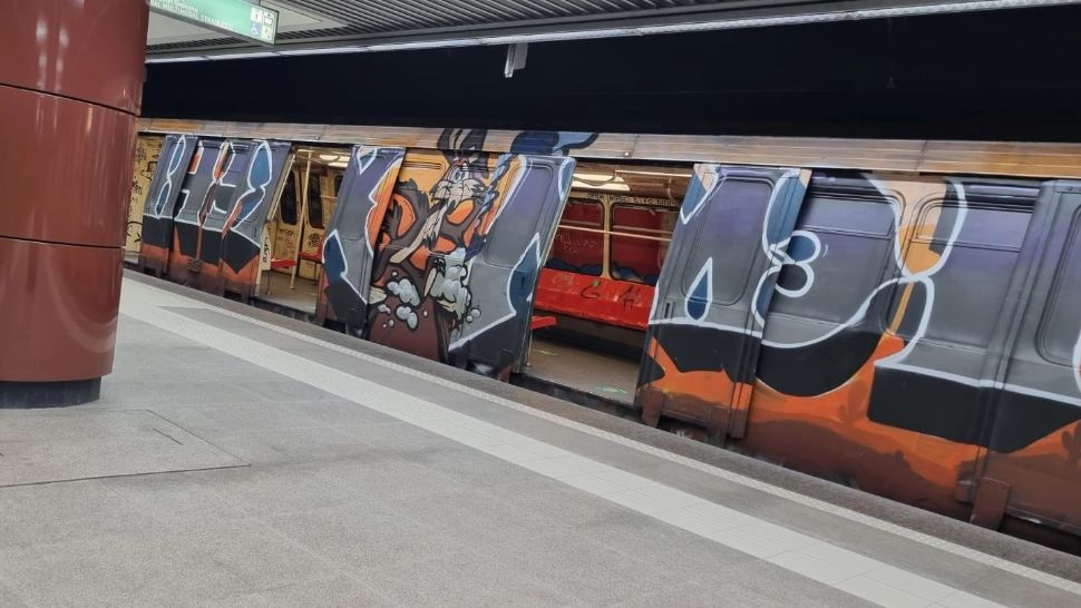 Un tren a rămas blocat între stațiile de metrou - Călătorii au fost evacuați de urgență